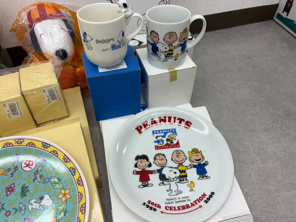 「生誕50周年記念 PEANUTS 50TH CELEBRATION」の絵皿とマグカップ